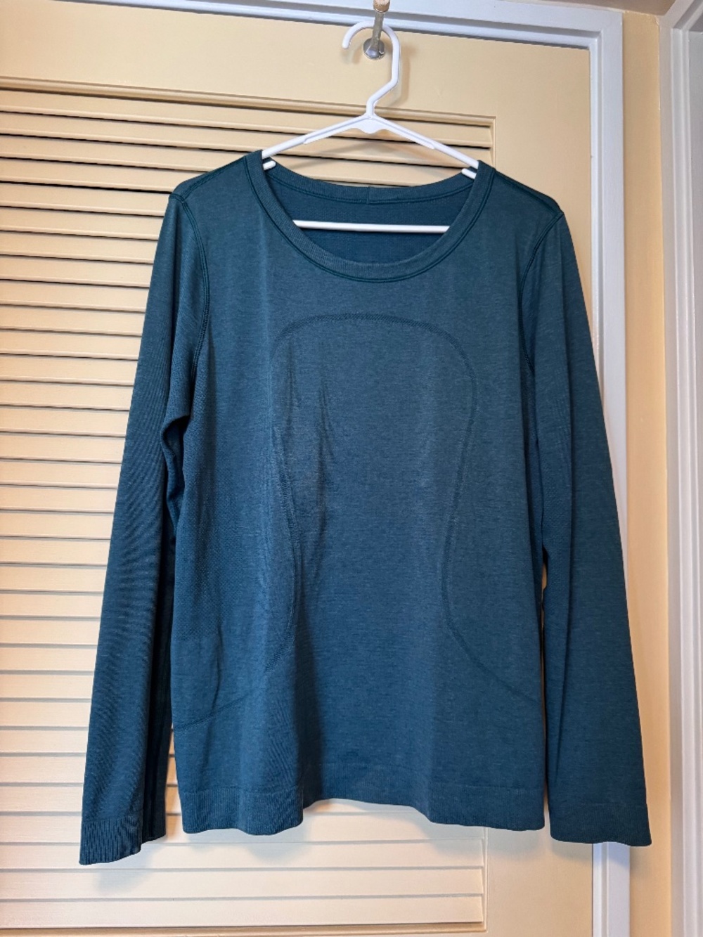 Lululemon women swiftly relaxed long sleeve size 10